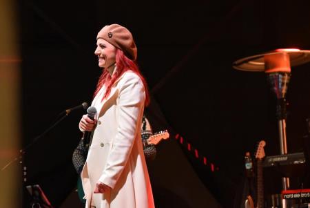 Temperamentna Tanja Žagar je razgrela kamniško publiko za najdaljšo noč v letu in silvestrovanje v centru Pravljičnega Kamnika (18)